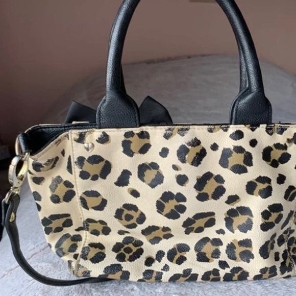 Betsey Johnson Leopard Print Purse w. Black Bow - Picture 3 of 3